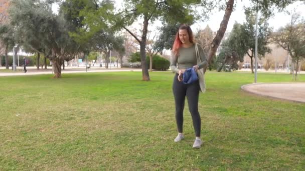 Žena Rozprostře Trávu Parku Modrou Přikrývku Připraví Odpočinku — Stock video