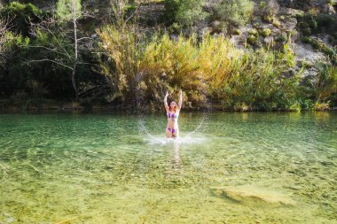 Nehirde su sıçratan kadın, neşeli bir an..