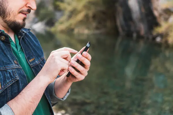 Nehir kenarındaki telefondaki adam kopya alanı ile mesajlaşıyor.