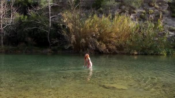 Uma Mulher Biquíni Levanta Alegremente Braços Água Montanejos — Vídeo de Stock