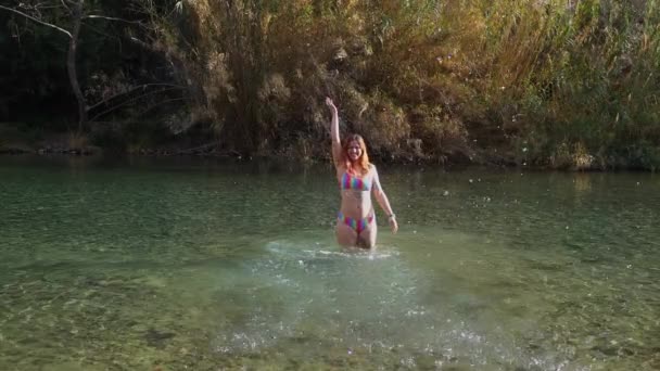 Жінка Бікіні Радісно Бризкає Воду Річці Монтаньйос — стокове відео