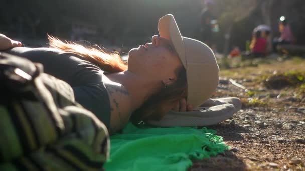 Mulher Deitada Sobre Uma Toalha Verde Junto Rio Relaxando Sol — Vídeo de Stock
