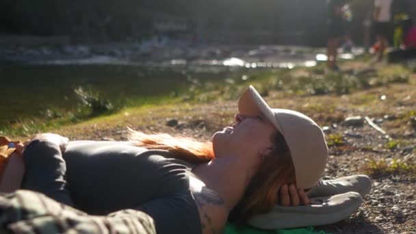 Mujer Relajada Acostada Una Toalla Junto Río Tomando Sol — Vídeos de Stock
