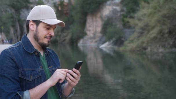 Homem Usando Smartphone Junto Rio Montanejos — Vídeo de Stock