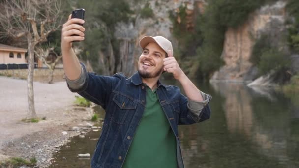 Homem Tirar Uma Selfie Com Polegares Rio Montanejos — Vídeo de Stock