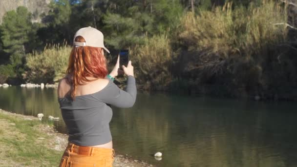 Mulher Capturando Vista Panorâmica Rio Montanejos Com Seu Telefone — Vídeo de Stock