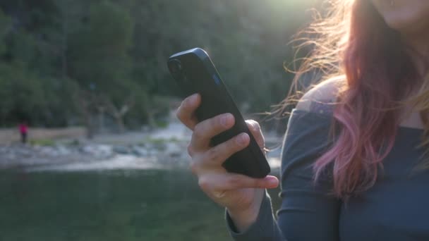 Close Uma Mulher Segurando Smartphone Luz Sol Brilhando Fundo — Vídeo de Stock