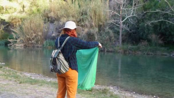 Mulher Junto Rio Dobrando Cobertor Verde Com Sorriso — Vídeo de Stock
