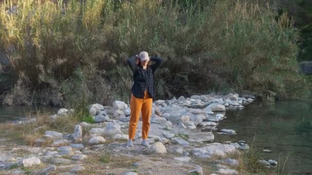 Mulher Traje Casual Andando Longo Uma Margem Rio Rochosa — Vídeo de Stock