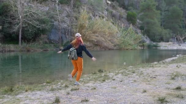 Radostná Žena Otáčí Řeky Malebném Prostředí — Stock video