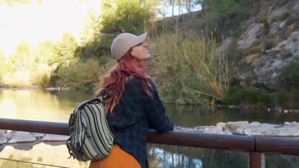 Жінка Шапочкою Посміхаючись Річкових Перилах — стокове відео