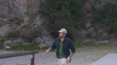 Başlıklı adam Montanejos 'daki nehrin kenarına bakıyor..