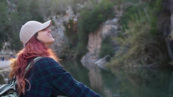 Жінка Кепці Стоїть Річкових Перилах Дивлячись Пейзажі — стокове відео