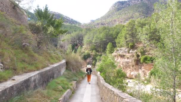 Femeie Explorează Traseul Lungul Râului Mijares Din Montanejos Castellon — Videoclip de stoc