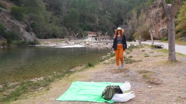 Viajero Prepara Picnic Junto Río Mijares Montanejos Rodeado Belleza Natural — Vídeos de Stock