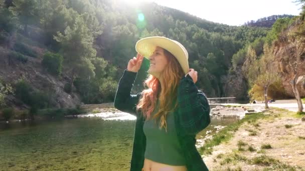 Uma Mulher Desfrutar Calor Sol Junto Rio Montanejos Espanha — Vídeo de Stock