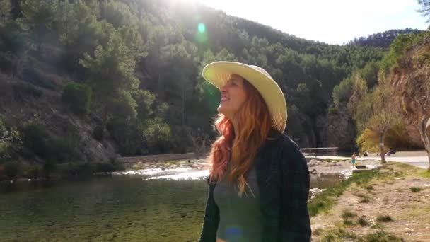 Uma Mulher Chapéu Desfruta Sol Junto Rio Montanejos Castellon — Vídeo de Stock
