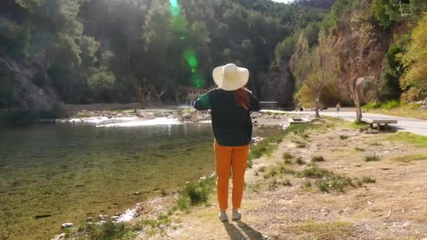 Osoba Wyciągniętymi Ramionami Obejmuje Naturę Słonecznym Nadrzecznym Chodniku Montanejos Castellon — Wideo stockowe