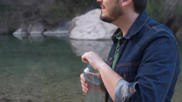 Hombre Bebiendo Agua Una Botella Limpia Junto Río Montanejos — Vídeos de Stock
