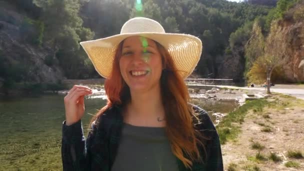 Uma Mulher Sorridente Chapéu Palha Desfruta Lindo Dia Junto Rio — Vídeo de Stock