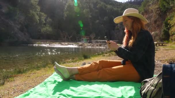 Uma Pessoa Relaxada Senta Junto Rio Mijares Montanejos Castellon Usando — Vídeo de Stock