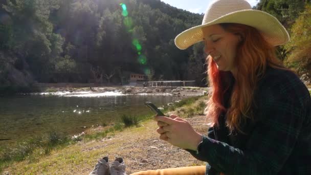 Una Mujer Sonriente Usando Smartphone Orillas Del Río Montanejos Castellón — Vídeos de Stock