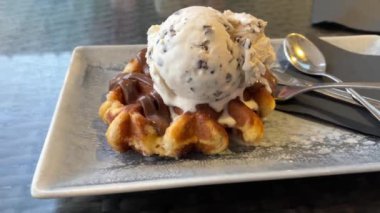 beyaz çikolata ve stracciatella waffle