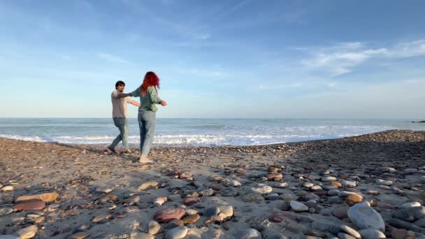 Пара Танцев Пляже — стоковое видео