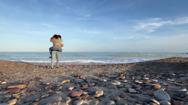 Жінка Біжить Стрибає Руки Чоловіка Пляжі — стокове відео