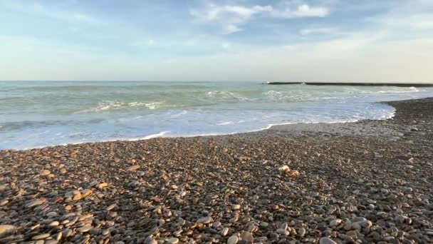 Powolny Ruch Wybrzeża Falami Pianką Morską Kamienistym Wybrzeżu Zachodem Słońca — Wideo stockowe