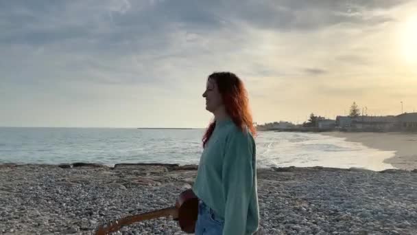 Žena Rudými Vlasy Kytara Chůze Pláži Mořem Západem Slunce Pozadí — Stock video