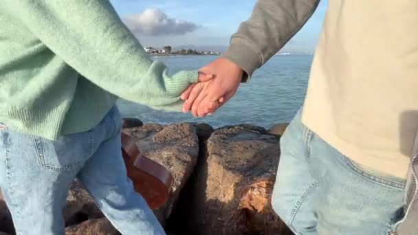 地中海のブレイクウォーターに沿って歩くカップル — ストック動画
