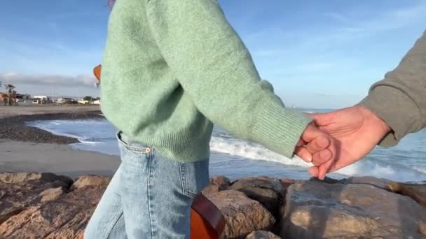 ビーチで男の手を握っているギターを持つ女性のゆっくりとした動き — ストック動画