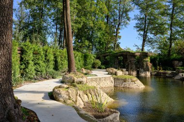 Şelaleye giden gölet ve taş yolu olan manzara tasarımı