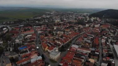 Dağlardaki eski bir Avrupa şehrinin insansız hava aracı görüntüsü. Yüksek kalite 4k görüntü