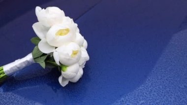 Yağmur damlalarıyla dolu bir arabada bir buket çiçek. Yüksek kaliteli FullHD görüntüler