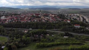 Eski kasabanın hava manzarasına yağmur yağar. Yüksek kalite 4k görüntü