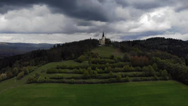 山上有雷云的哥特式教堂 无人机视图 高质量的4K镜头 — 图库视频影像