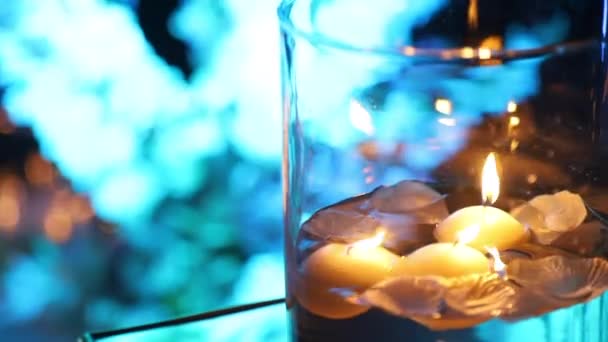 유리에서 촛불을 태우는 고품질 Fullhd 스톡 비디오