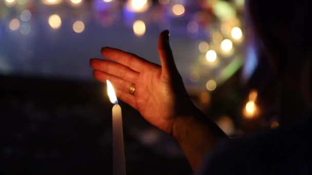 속에서 사람은 손가락과 손가락으로 빛나는 양초를 이벤트에서 기도하면서 깜빡이는 스톡 푸티지