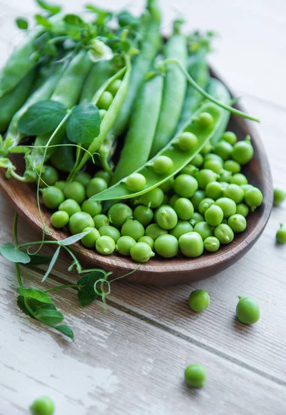 Bowl Young Fresh Juicy Pods Green Peas Wooden Background Healthy — Stockfoto