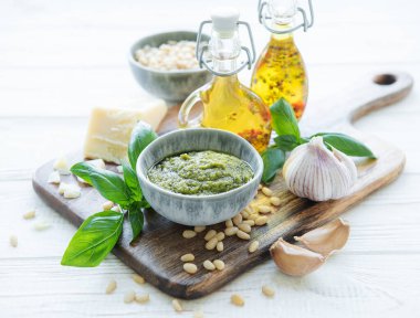 Taze pesto sosu. Yeşil fesleğen pesto. Pesto sosu için malzemeler - Taze fesleğen, çam fıstığı, zeytinyağı ve peynir