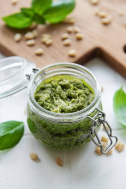 Taze pesto sosu. Yeşil fesleğen pesto. Pesto sosu için malzemeler - Taze fesleğen, çam fıstığı, zeytinyağı ve peynir