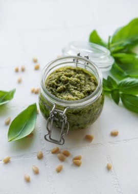 Taze pesto sosu. Yeşil fesleğen pesto. Pesto sosu için malzemeler - Taze fesleğen, çam fıstığı, zeytinyağı ve peynir