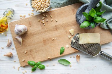 Pesto sosu için malzemeler - Taze fesleğen, çam fıstığı, zeytinyağı ve peynir