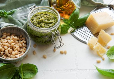 Taze pesto sosu. Yeşil fesleğen pesto. Pesto sosu için malzemeler - Taze fesleğen, çam fıstığı, zeytinyağı ve peynir