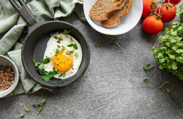 Lezzetli gurme kahvaltısı. Kızarmış yumurtalı çavdar ekmeği, taze biber ve turplu salata ve mikroyeşillik. Sağlıklı yemek.. 