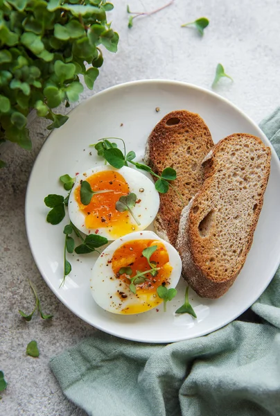 Pyszne Śniadanie Dla Smakoszy Chleb Żytni Jajkiem Gotowanym Świeżo Zmielona — Zdjęcie stockowe