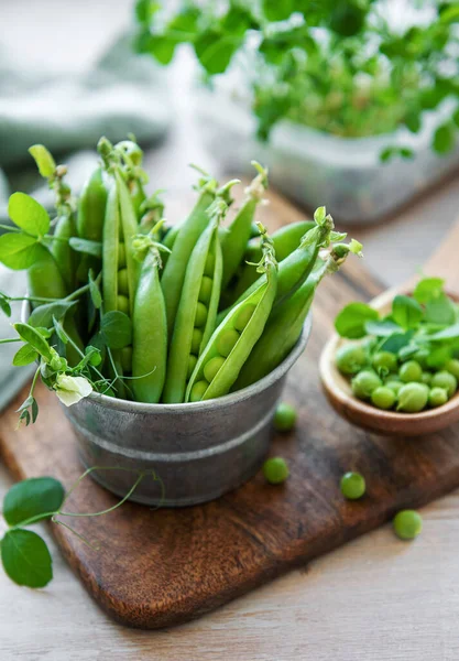 Young Fresh Juicy Pods Green Peas Healthy Organic Food — ストック写真