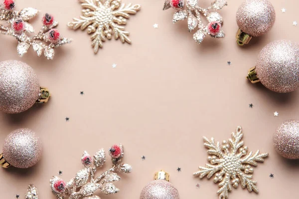 Christmas Balls Golden Garland Pastel Beige Background Christmas Composition Flat — Stock Photo, Image